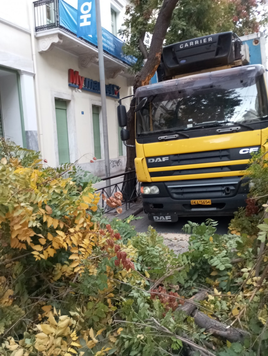 Χάρης Δούκας για τροχαίο στην Πατησιών: «Δέντρο έτρεχε με ταχύτητα και έπεσε σε νταλίκα. Τι άλλο θα ακούσουμε, ψυχραιμία παιδιά»