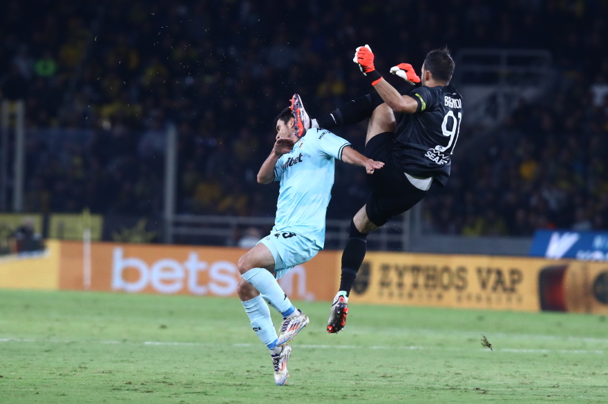 AEK - Άρης: «Φώναξε» για κόκκινη κάρτα στον Μπρινιόλι ο Άρης, βρήκε με τις τάπες στο κεφάλι τον Σουλεϊμάνοφ - Δείτε βίντεο 