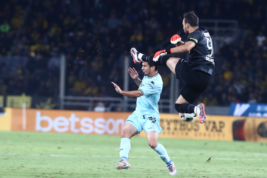 AEK - Άρης: «Φώναξε» για κόκκινη κάρτα στον Μπρινιόλι ο Άρης, βρήκε με τις τάπες στο κεφάλι τον Σουλεϊμάνοφ - Δείτε βίντεο 