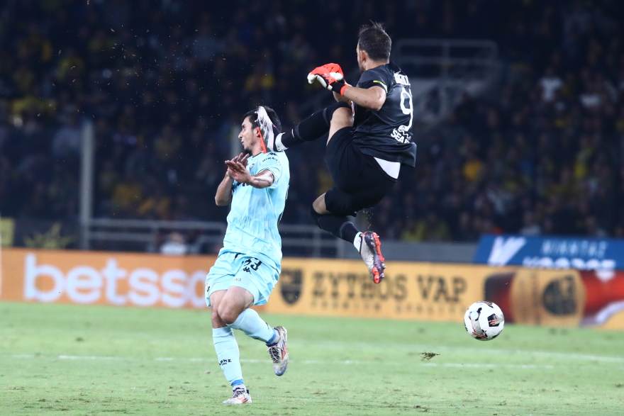 AEK - Άρης: «Φώναξε» για κόκκινη κάρτα στον Μπρινιόλι ο Άρης, βρήκε με τις τάπες στο κεφάλι τον Σουλεϊμάνοφ - Δείτε βίντεο 