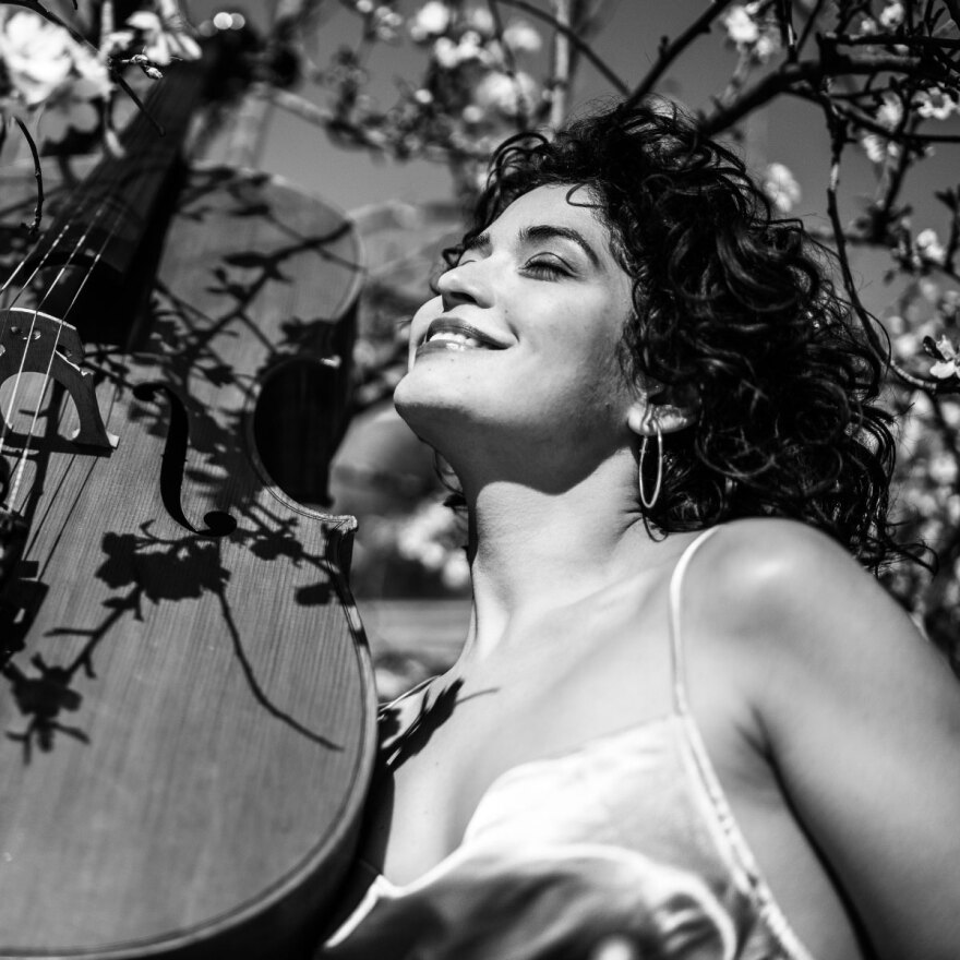 Η Ana Carla Maza στο Θέατρο Παλλάς