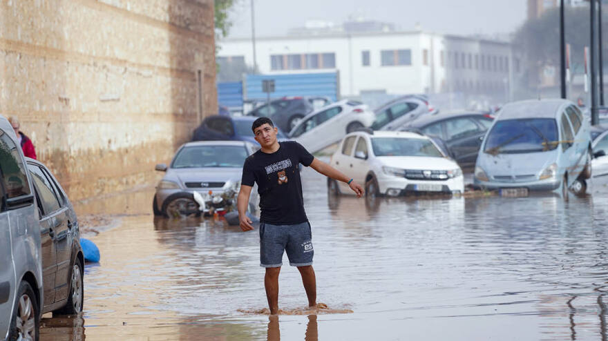 Βαλένθια - πλημύρες: Εικόνες Αποκάλυψης με ποτάμια λάσπης να καταπίνουν τα πάντα στο πέρασμά τους