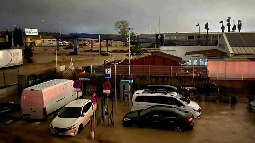 Βαλένθια - πλημύρες: Εικόνες Αποκάλυψης με ποτάμια λάσπης να καταπίνουν τα πάντα στο πέρασμά τους