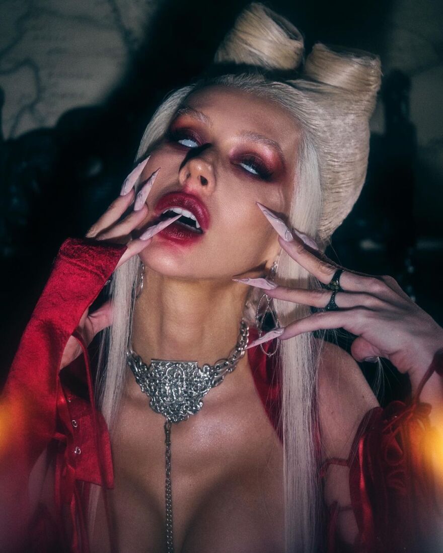 Κριστίνα Αγκιλέρα: Ντύθηκε «δράκουλας» για το φετινό Χάλογουιν - Οι αντιδράσεις των θαυμαστών της 