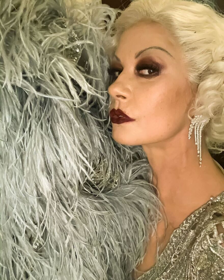 Κάθριν Ζέτα Τζόουνς: Αναπολεί το Χάλογουιν με παλαιότερες εμφανίσεις της