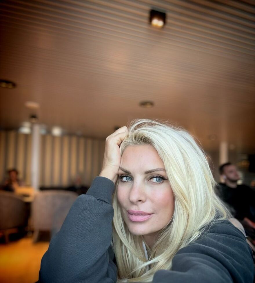 Ελένη Μενεγάκη: Επέστρεψε στην Αθήνα - Οι φωτογραφίες μέσα από το καράβι