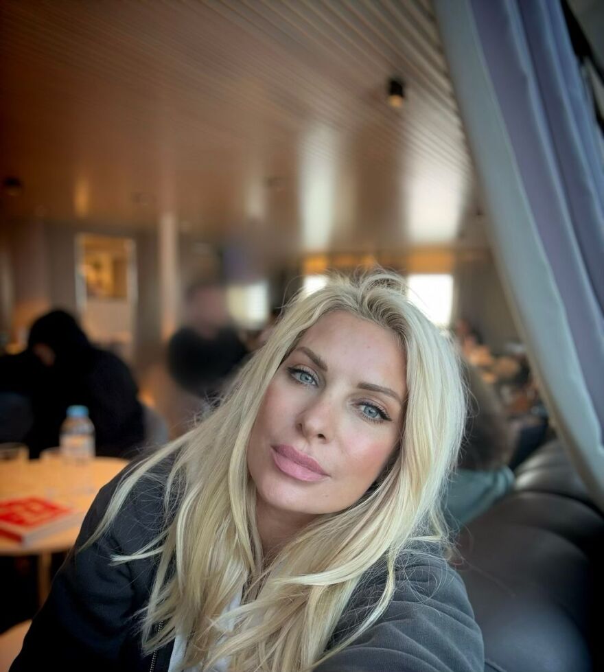 Ελένη Μενεγάκη: Επέστρεψε στην Αθήνα - Οι φωτογραφίες μέσα από το καράβι