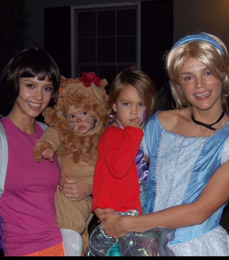 Τζέσικα Άλμπα: Δείχνει τις μεταμφιέσεις που έχει κάνει για το Χάλογουιν όλα αυτά τα χρόνια