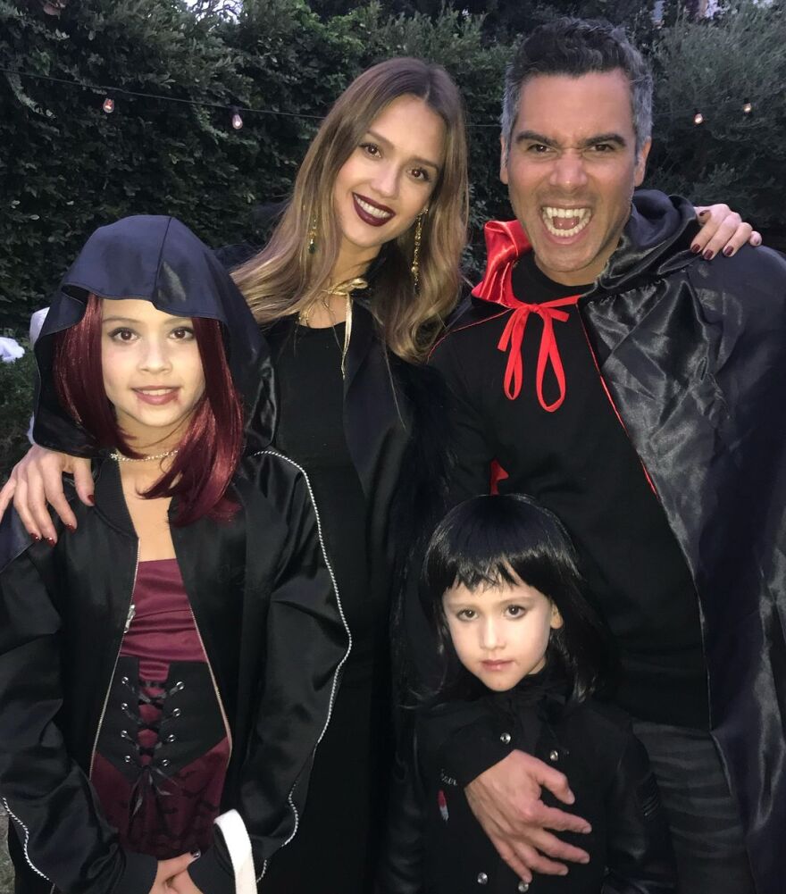 Τζέσικα Άλμπα: Δείχνει τις μεταμφιέσεις που έχει κάνει για το Χάλογουιν όλα αυτά τα χρόνια