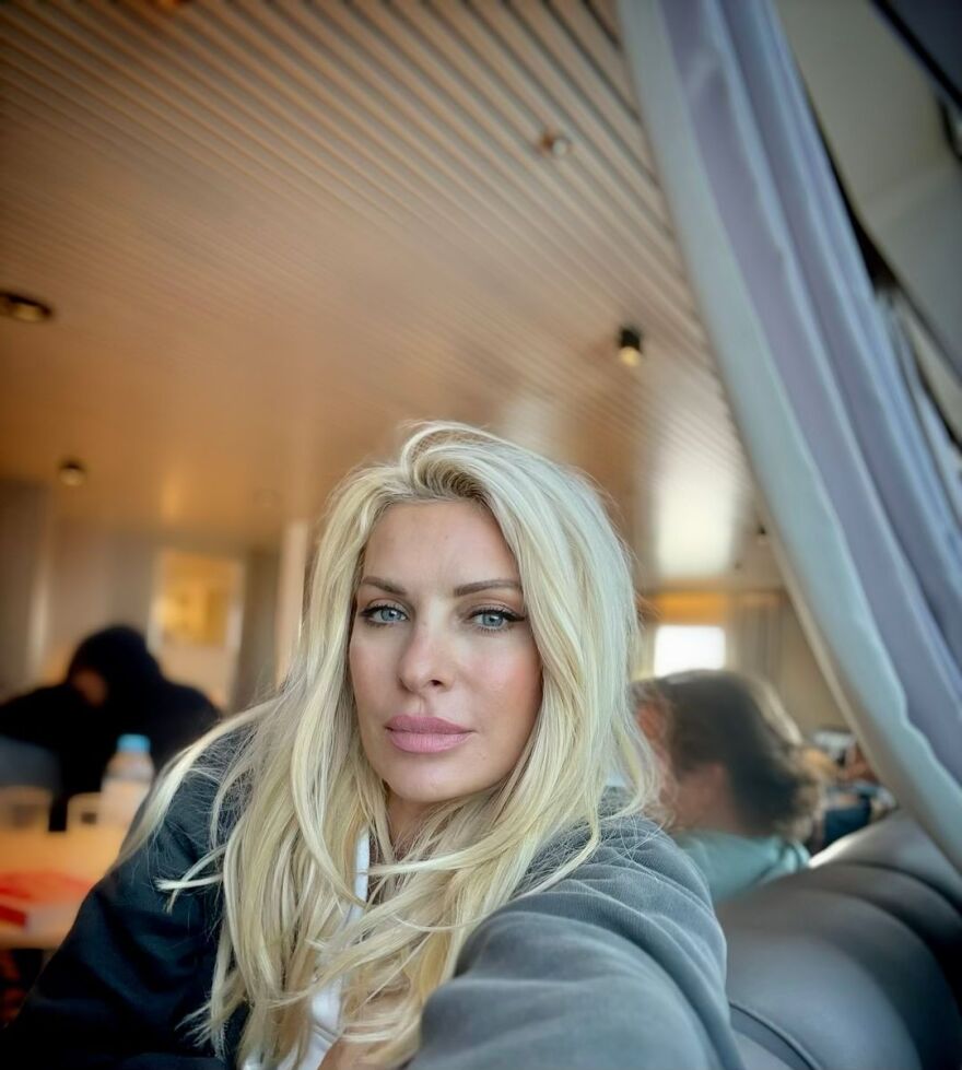 Ελένη Μενεγάκη: Επέστρεψε στην Αθήνα - Οι φωτογραφίες μέσα από το καράβι