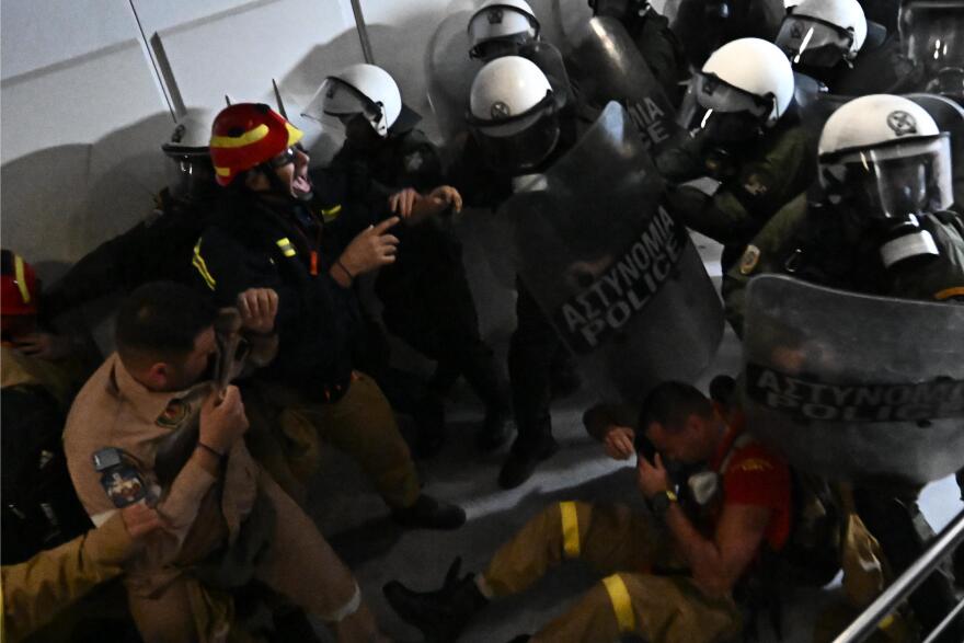 Νέα συγκέντρωση σήμερα των εποχικών πυροσβεστών - 14 τραυματίες στα επεισόδια μετά την κατάληψη στο υπ. Πολιτικής Προστασίας