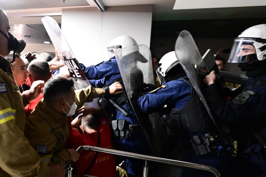 Νέα συγκέντρωση σήμερα των εποχικών πυροσβεστών - 14 τραυματίες στα επεισόδια μετά την κατάληψη στο υπ. Πολιτικής Προστασίας