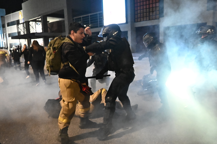 Νέα συγκέντρωση σήμερα των εποχικών πυροσβεστών - 14 τραυματίες στα επεισόδια μετά την κατάληψη στο υπ. Πολιτικής Προστασίας