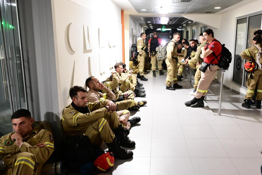 Νέα συγκέντρωση σήμερα των εποχικών πυροσβεστών - 14 τραυματίες στα επεισόδια μετά την κατάληψη στο υπ. Πολιτικής Προστασίας