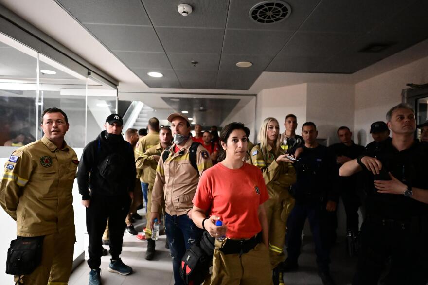 Νέα συγκέντρωση σήμερα των εποχικών πυροσβεστών - 14 τραυματίες στα επεισόδια μετά την κατάληψη στο υπ. Πολιτικής Προστασίας