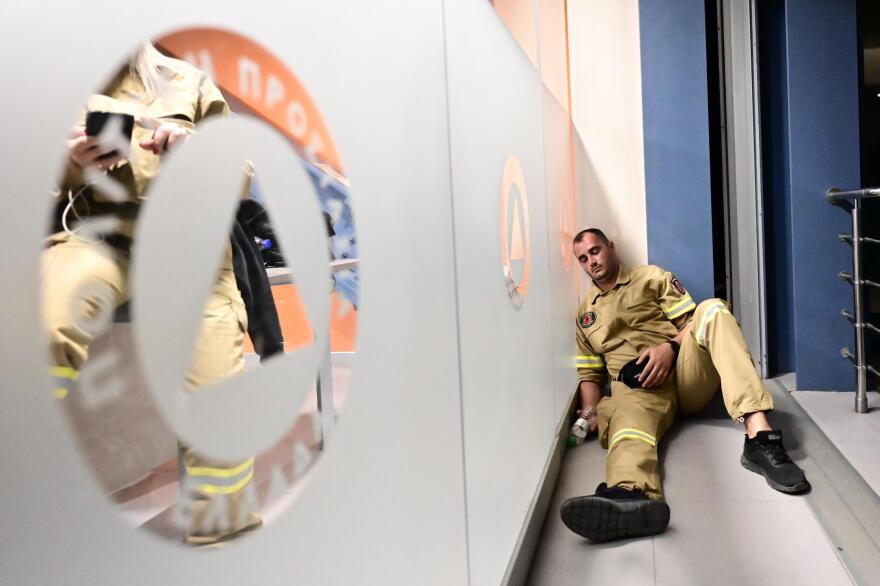 Νέα συγκέντρωση σήμερα των εποχικών πυροσβεστών - 14 τραυματίες στα επεισόδια μετά την κατάληψη στο υπ. Πολιτικής Προστασίας