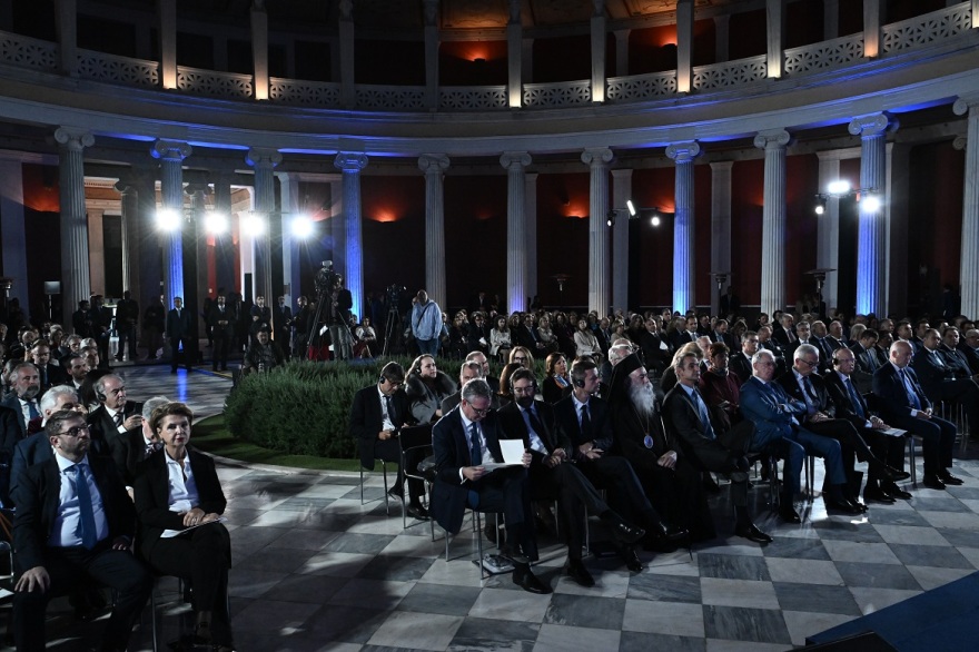 Ζάππειο - «Ενδυναμώνοντας τη Δημοκρατία»: «Πηγαδάκι» Τσίπρα με Παπαδήμο, χαμόγελα και χειραψίες - Δείτε φωτογραφίες