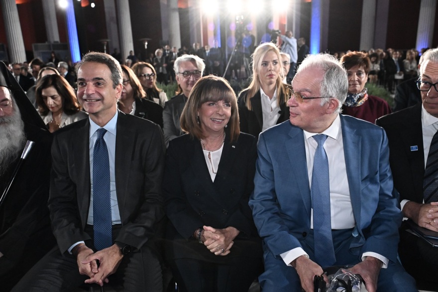 Ζάππειο - «Ενδυναμώνοντας τη Δημοκρατία»: «Πηγαδάκι» Τσίπρα με Παπαδήμο, χαμόγελα και χειραψίες - Δείτε φωτογραφίες