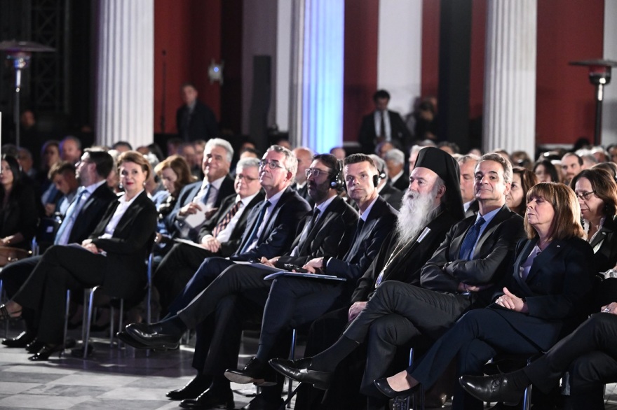 Ζάππειο - «Ενδυναμώνοντας τη Δημοκρατία»: «Πηγαδάκι» Τσίπρα με Παπαδήμο, χαμόγελα και χειραψίες - Δείτε φωτογραφίες