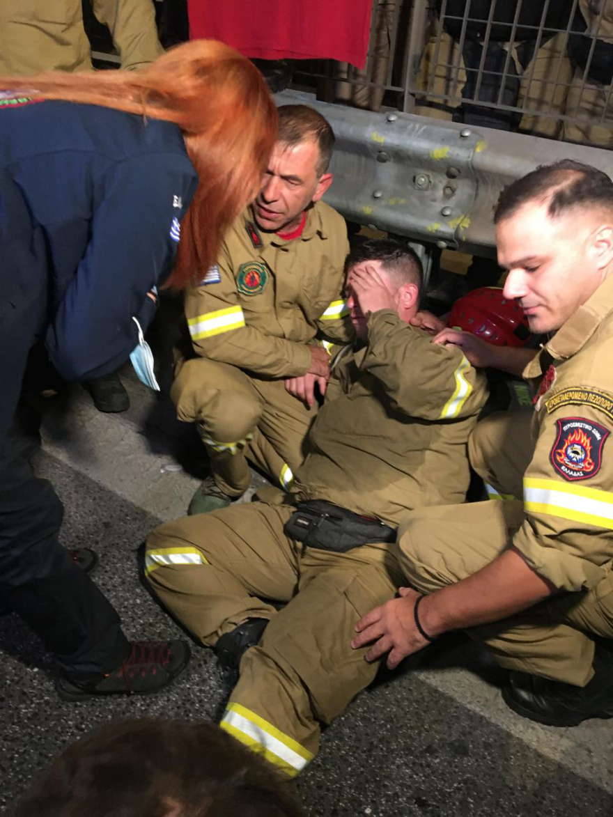 Τραυματίστηκε πυροσβέστης στα επεισόδια στο υπουργείο Πολιτικής Προστασίας - Τον παρέλαβε το ΕΚΑΒ