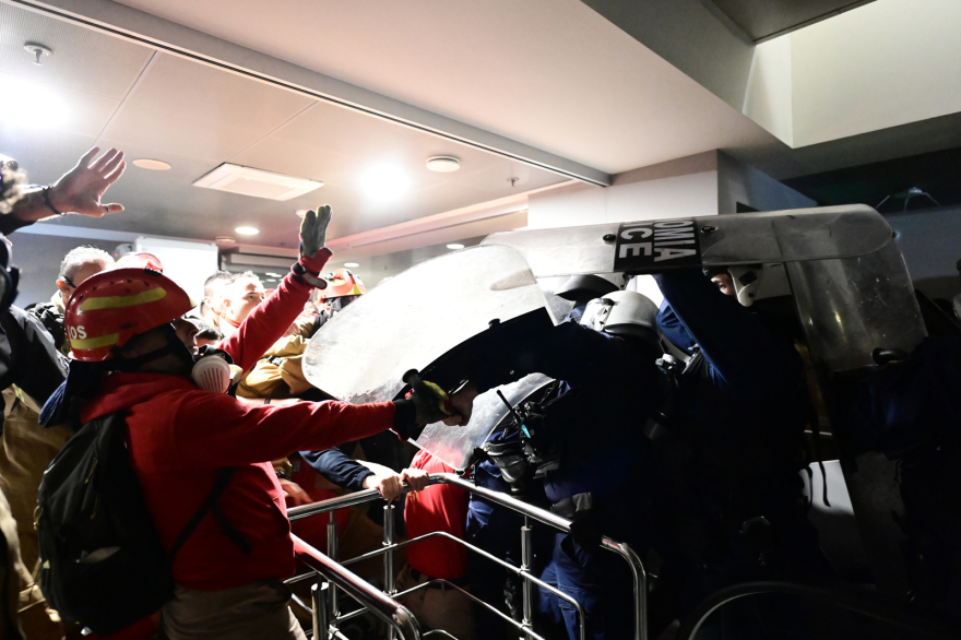 Νέα συγκέντρωση σήμερα των εποχικών πυροσβεστών - 14 τραυματίες στα επεισόδια μετά την κατάληψη στο υπ. Πολιτικής Προστασίας