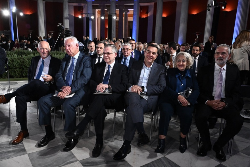 Ζάππειο - «Ενδυναμώνοντας τη Δημοκρατία»: «Πηγαδάκι» Τσίπρα με Παπαδήμο, χαμόγελα και χειραψίες - Δείτε φωτογραφίες