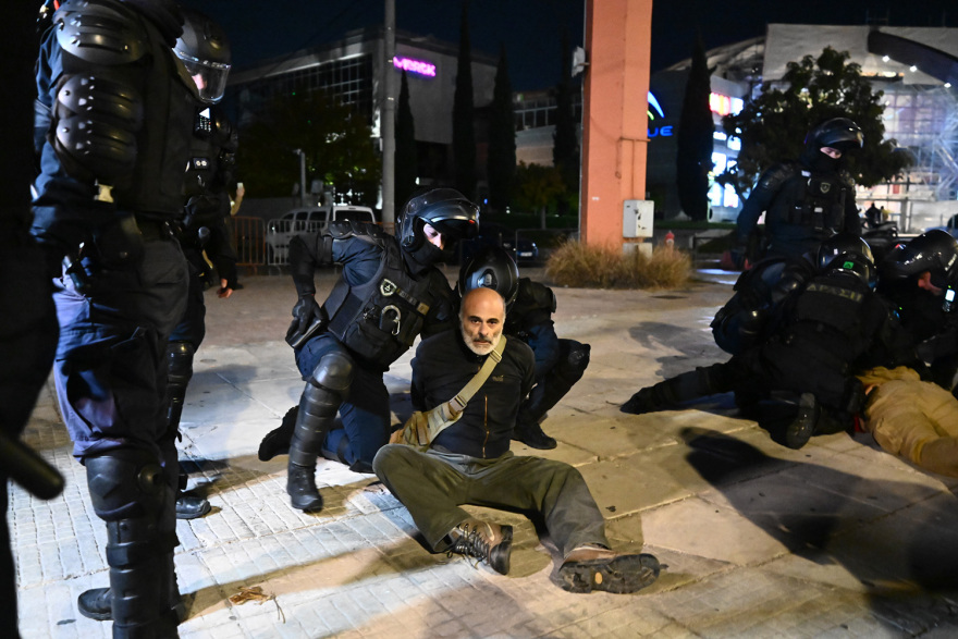 Νέα συγκέντρωση σήμερα των εποχικών πυροσβεστών - 14 τραυματίες στα επεισόδια μετά την κατάληψη στο υπ. Πολιτικής Προστασίας