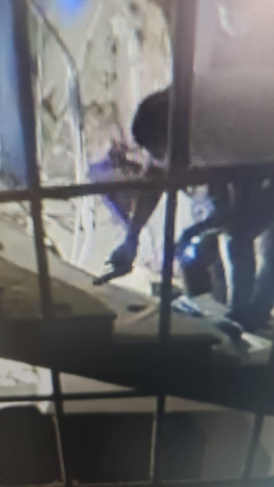 Έκρηξη στους Αμπελοκήπους: Η στιγμή που η ΕΛ.ΑΣ. βρίσκει το πιστόλι - Δείτε φωτογραφία