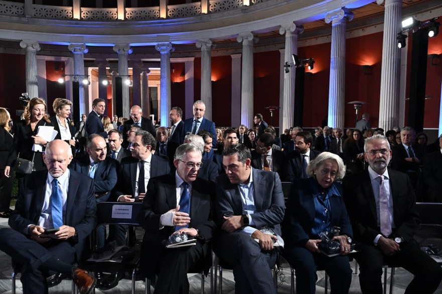 Ζάππειο - «Ενδυναμώνοντας τη Δημοκρατία»: «Πηγαδάκι» Τσίπρα με Παπαδήμο, χαμόγελα και χειραψίες - Δείτε φωτογραφίες