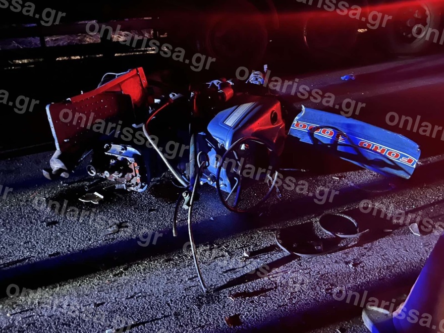 Λάρισα: Δύο νεκροί σε τρομακτική καραμπόλα τεσσάρων οχημάτων, τρακτέρ κόπηκε στη μέση - Δείτε φωτογραφίες 