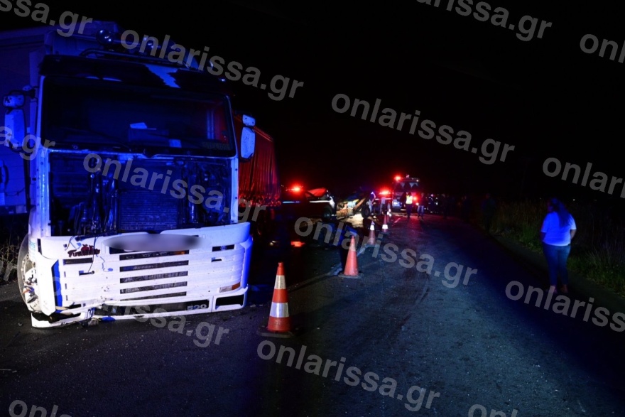 Λάρισα: Δύο νεκροί σε τρομακτική καραμπόλα τεσσάρων οχημάτων, τρακτέρ κόπηκε στη μέση - Δείτε φωτογραφίες 