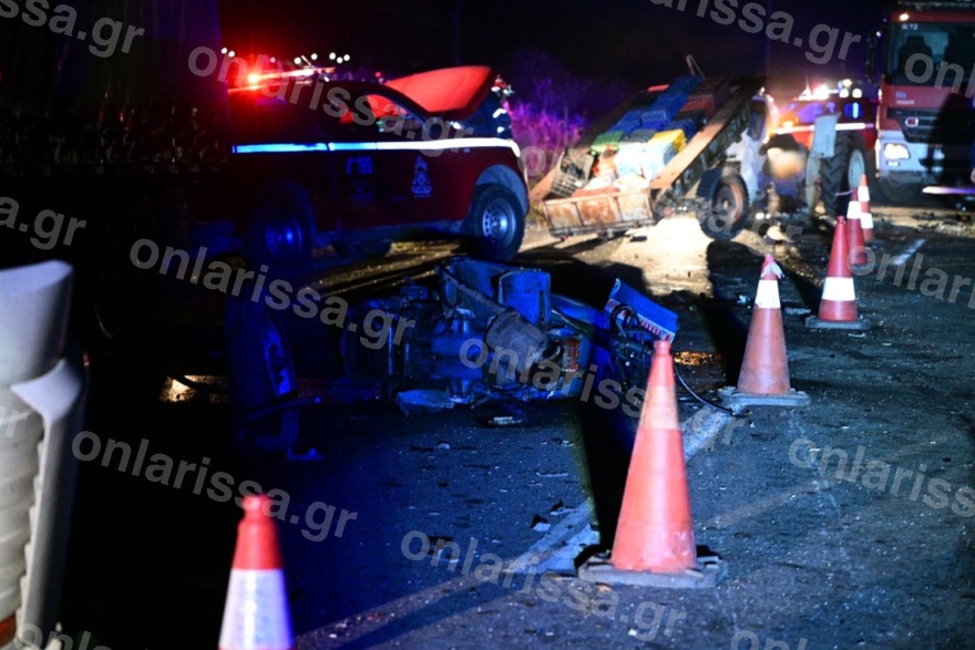 Λάρισα: Δύο νεκροί σε τρομακτική καραμπόλα τεσσάρων οχημάτων, τρακτέρ κόπηκε στη μέση - Δείτε φωτογραφίες 
