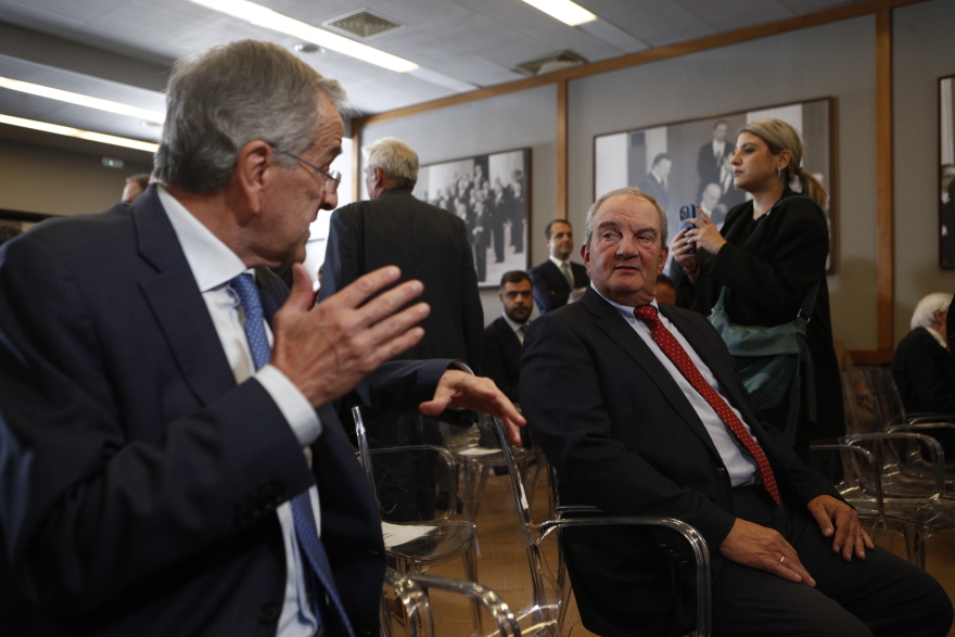 Μητσοτάκης, Σαμαράς, Καραμανλής: Το παρασκήνιο, οι διάλογοι και η χωροταξία στο ραντεβού της Φιλοθέης