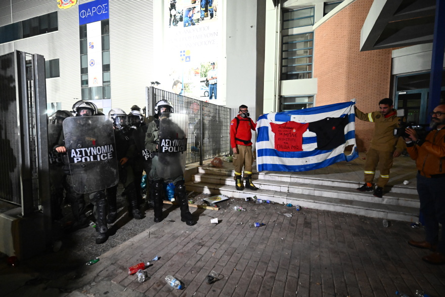 Νέα συγκέντρωση σήμερα των εποχικών πυροσβεστών - 14 τραυματίες στα επεισόδια μετά την κατάληψη στο υπ. Πολιτικής Προστασίας