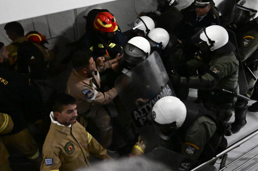 Συγκέντρωση εποχικών πυροσβεστών το πρωί στη Βουλή - Άμεση ενημέρωση ζητούν βουλευτές της αντιπολίτευσης