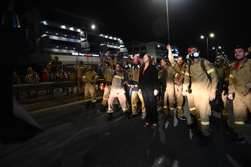 Συγκέντρωση εποχικών πυροσβεστών το πρωί στη Βουλή - Άμεση ενημέρωση ζητούν βουλευτές της αντιπολίτευσης