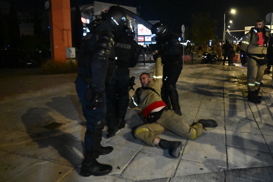 Νέα συγκέντρωση σήμερα των εποχικών πυροσβεστών - 14 τραυματίες στα επεισόδια μετά την κατάληψη στο υπ. Πολιτικής Προστασίας