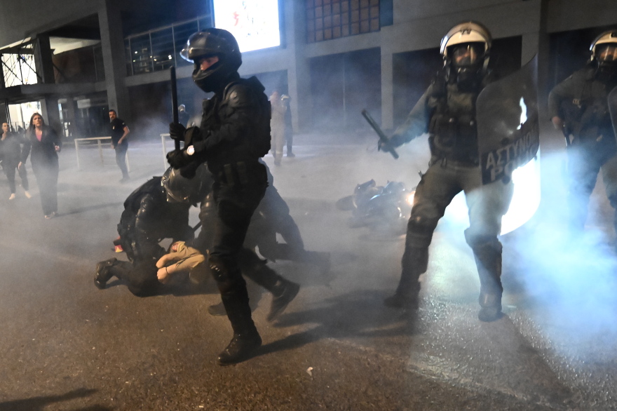 Συγκέντρωση εποχικών πυροσβεστών το πρωί στη Βουλή - Άμεση ενημέρωση ζητούν βουλευτές της αντιπολίτευσης