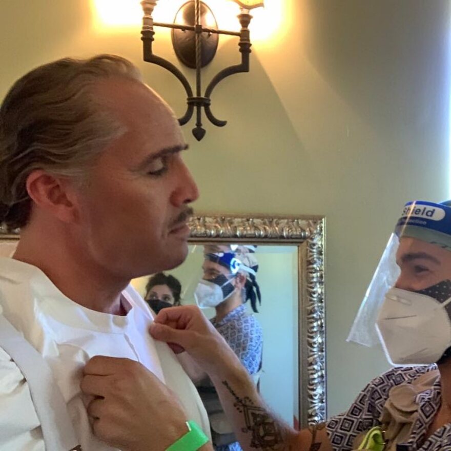 Μπίλι Ζέιν: Υποδύεται τον Μάρλον Μπράντο - Οι φωτογραφίες από τα γυρίσματα και η εκπληκτική ομοιότητά τους