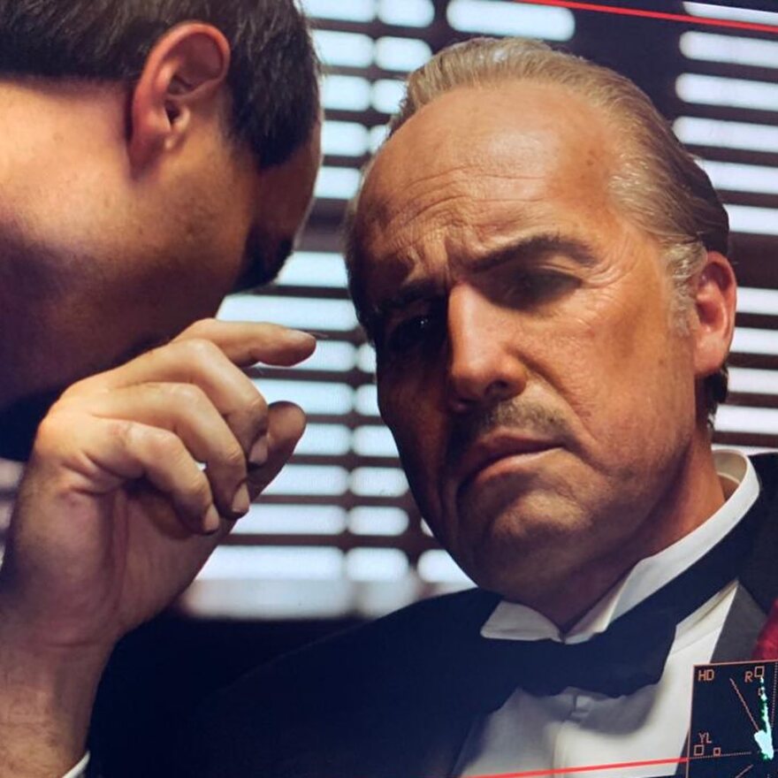 Μπίλι Ζέιν: Υποδύεται τον Μάρλον Μπράντο - Οι φωτογραφίες από τα γυρίσματα και η εκπληκτική ομοιότητά τους