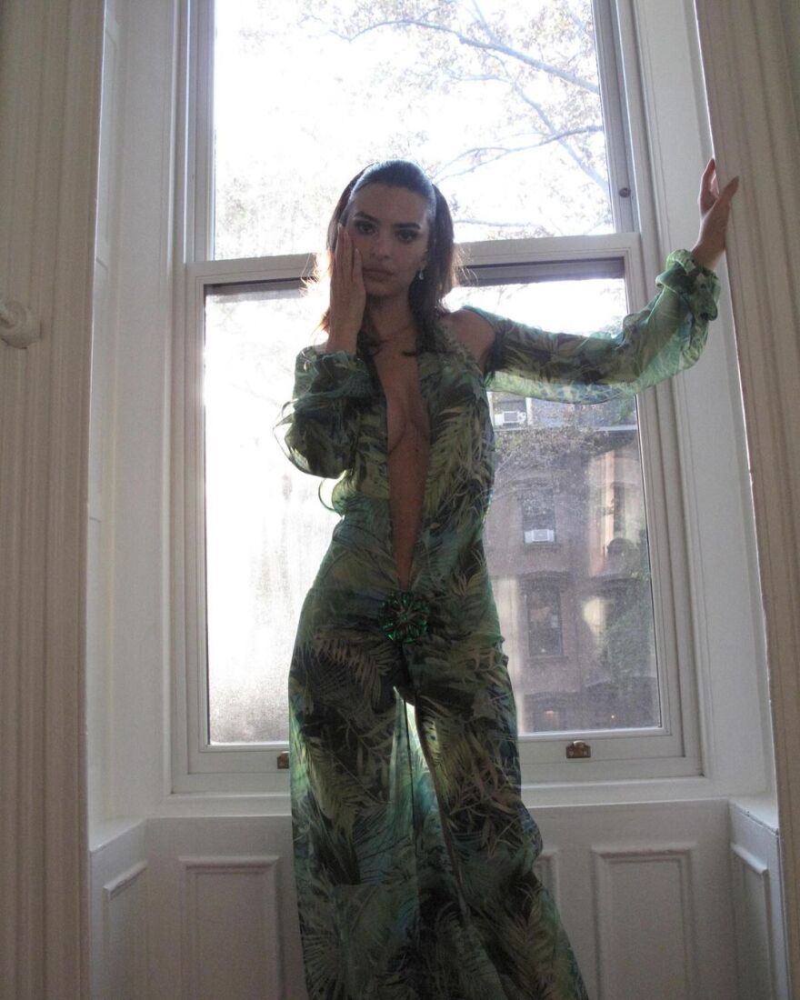 Έμιλι Ραταϊκόφσκι: Ποζάρει με το εμβληματικό φόρεμα της Τζένιφερ Λόπεζ για το Χάλογουιν