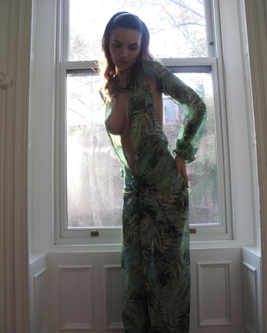 Έμιλι Ραταϊκόφσκι: Ποζάρει με το εμβληματικό φόρεμα της Τζένιφερ Λόπεζ για το Χάλογουιν