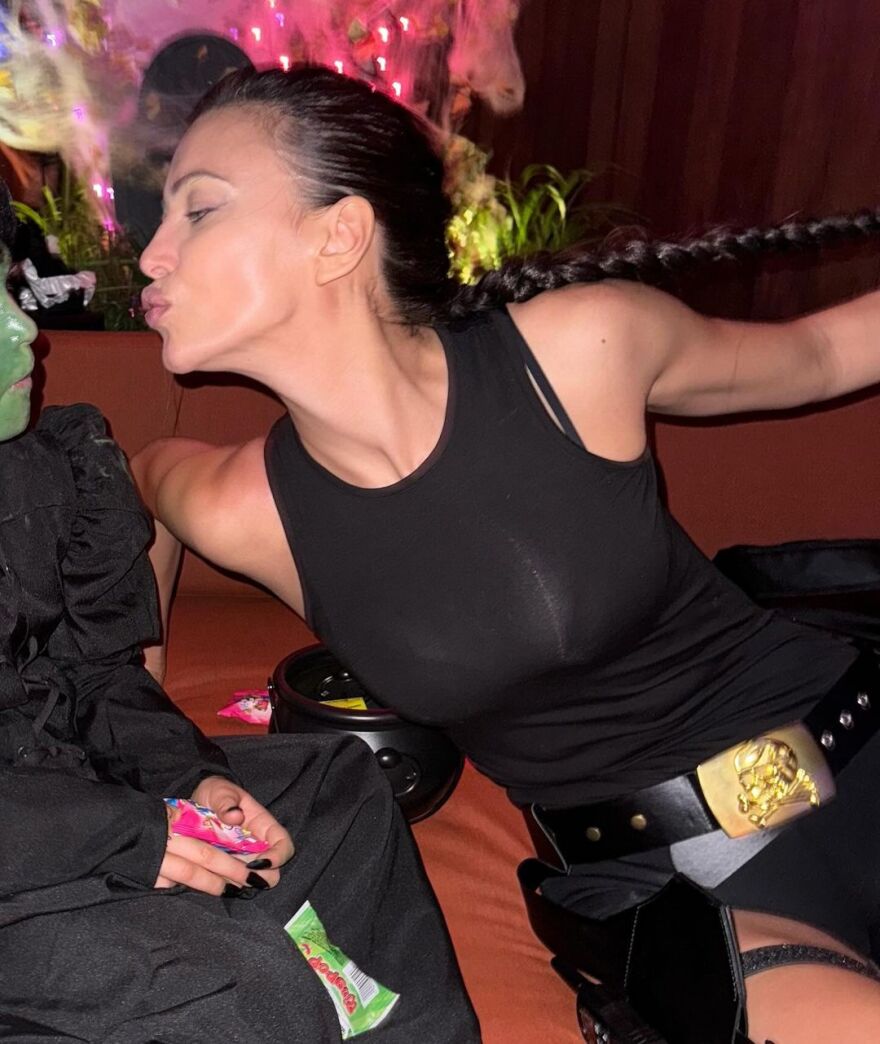 Ιρίνα Σάικ: «Μεταμορφώθηκε» στη Λάρα Κροφτ και αποθεώθηκε στο Instagram - «Καλύτερη από τη Τζολί»