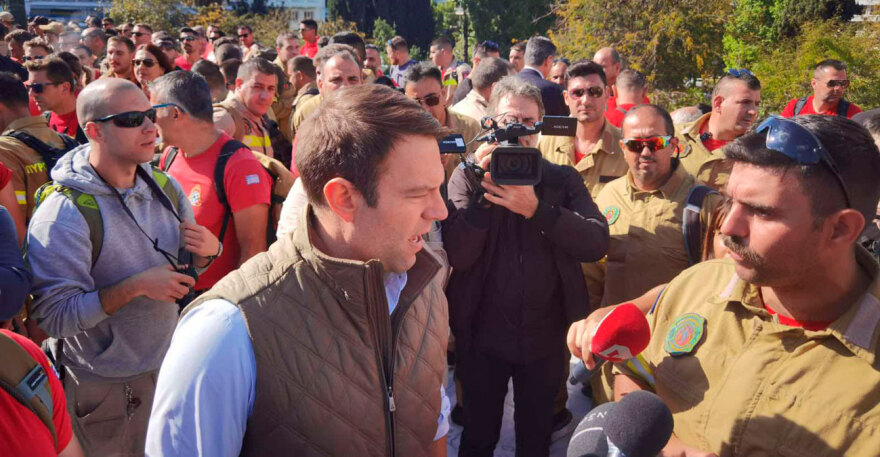 Συγκέντρωση εποχικών πυροσβεστών στη Βουλή - Δείτε βίντεο και φωτογραφίες