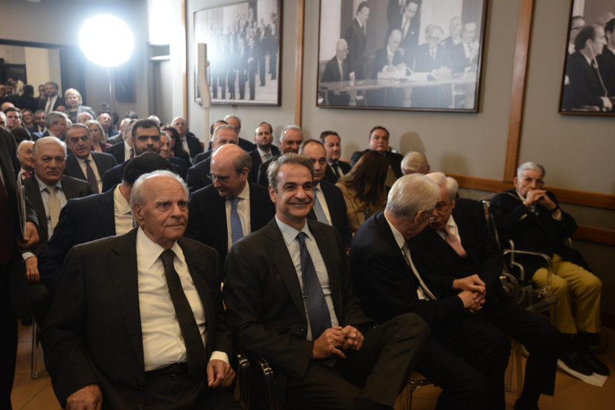 Μητσοτάκης, Σαμαράς, Καραμανλής: Το παρασκήνιο, οι διάλογοι και η χωροταξία στο ραντεβού της Φιλοθέης