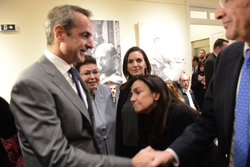 Κυριάκος Μητσοτάκης - Αντώνης Σαμαράς: Νέα συνάντηση και χειραψία στα εγκαίνια του «Σπιτιού του Ελύτη» στην Πλάκα - Δείτε φωτογραφίες