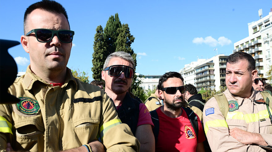 Συγκέντρωση εποχικών πυροσβεστών στη Βουλή - Δείτε βίντεο και φωτογραφίες