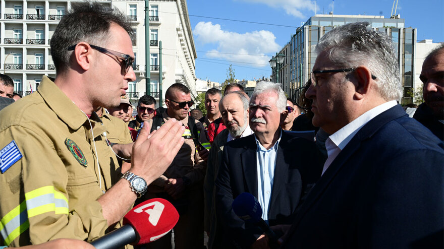 Συγκέντρωση εποχικών πυροσβεστών στη Βουλή - Δείτε βίντεο και φωτογραφίες