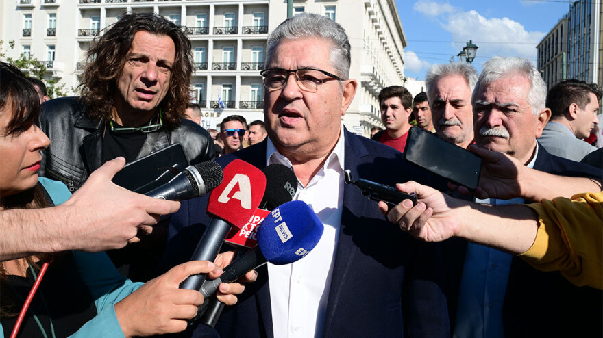 Συγκέντρωση εποχικών πυροσβεστών στη Βουλή - Δείτε βίντεο και φωτογραφίες