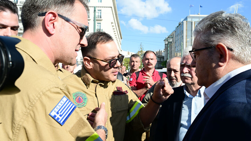 Συγκέντρωση εποχικών πυροσβεστών στη Βουλή - Δείτε βίντεο και φωτογραφίες